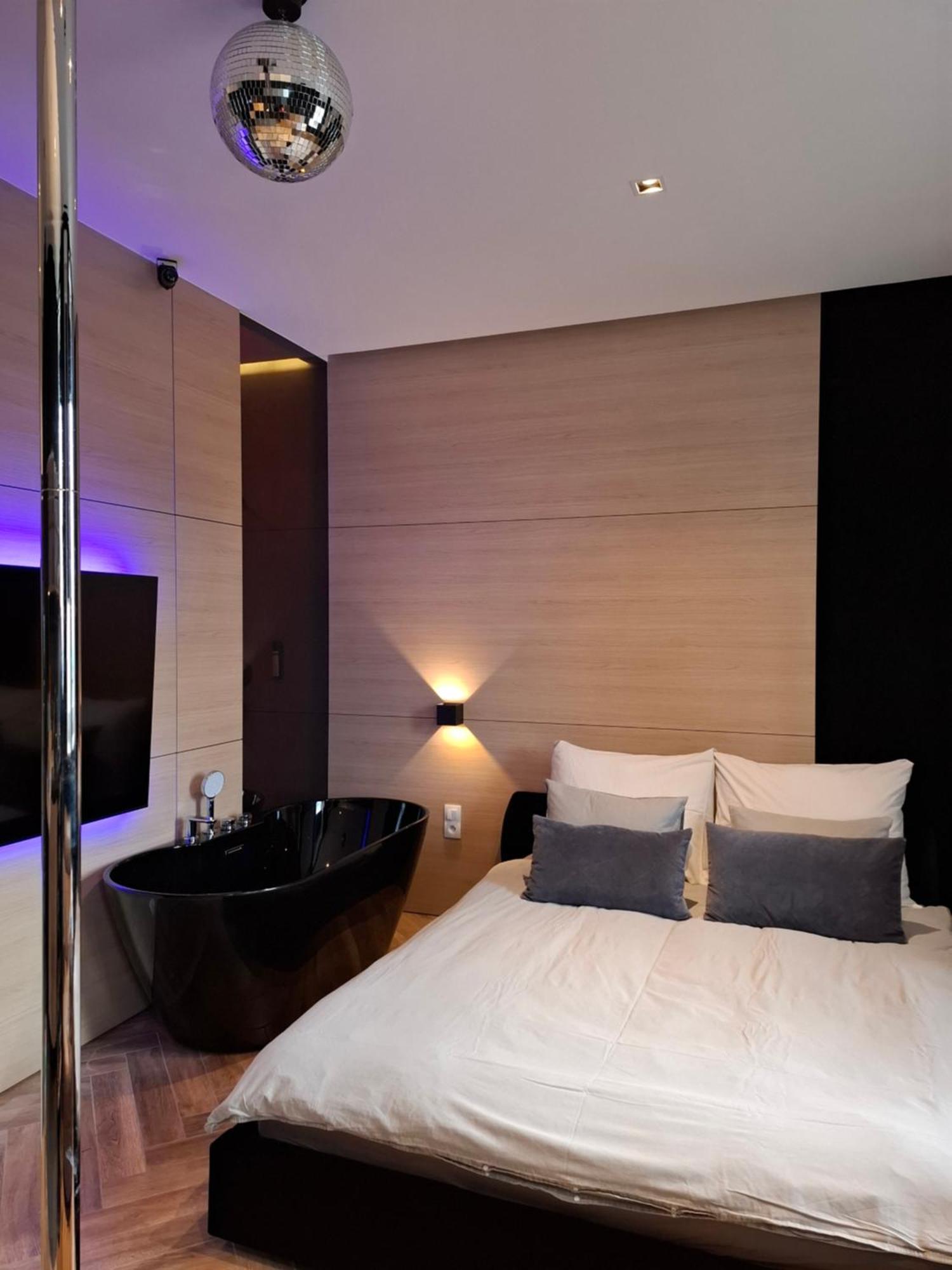 Lupoapartments Z Klimatyzacja Do Wyboru Z Jacuzzi Pole Dance Parking Dostep Na Kod Apartment Lodz (Lodz)