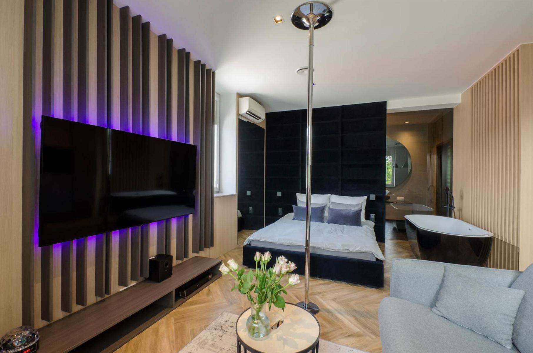 Lupoapartments Z Klimatyzacja Do Wyboru Z Jacuzzi Pole Dance Parking Dostep Na Kod Apartment